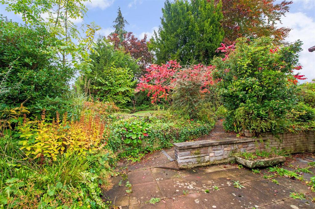 4 Dunley Gardens external blue sky3.jpg