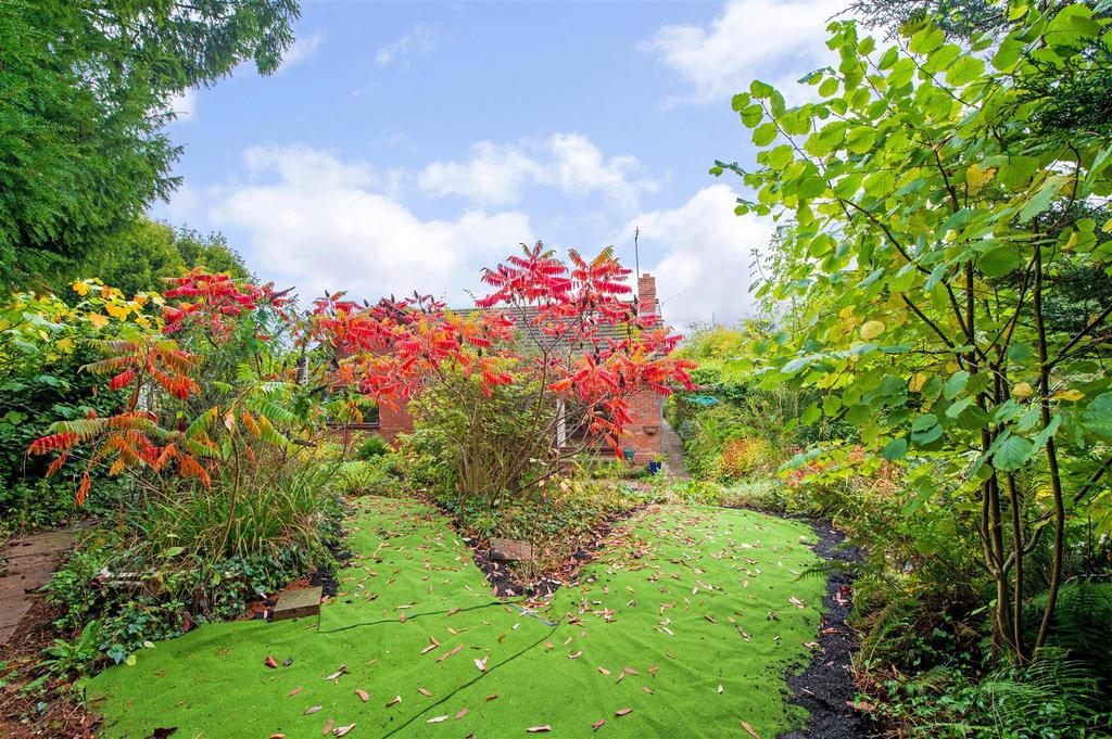 4 Dunley Gardens external blue sky4.jpg