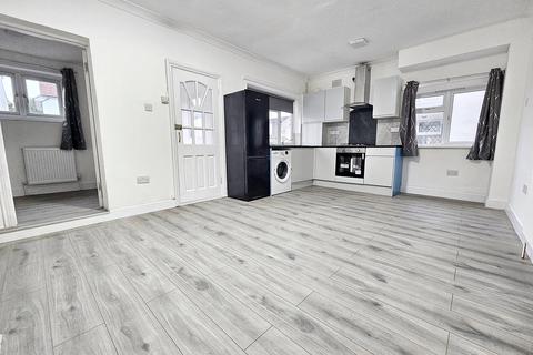 2 bedroom semi-detached house to rent, Corbins Lane, Harrow HA2