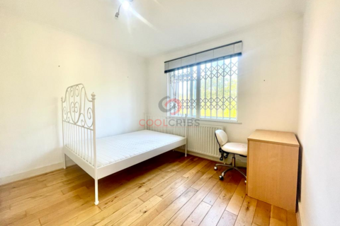 1 bedroom in a house share to rent, Brentmead Gardens, London  NW10