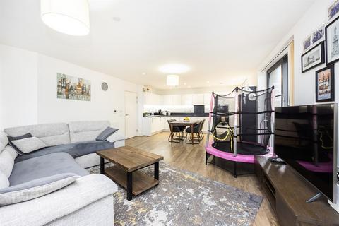 3 bedroom flat to rent, Kingfisher Heights, E16