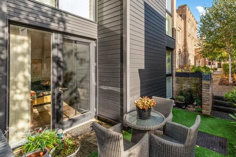 34 Parade Ground Path, London, SE18 4BT