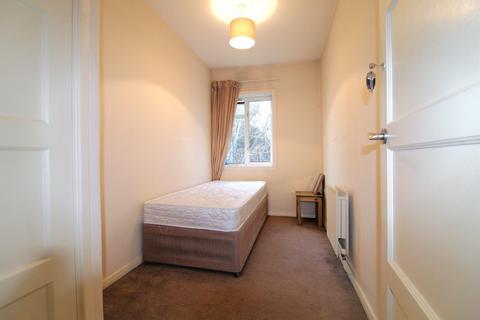 1 bedroom in a house share to rent, Moffat Court, London, SW19