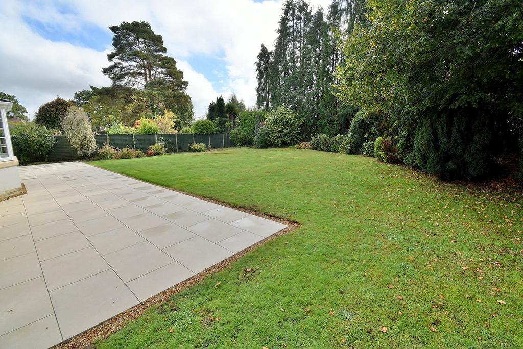 Chine Walk, West Parley, Ferndown, BH22 4 bed detached house for sale