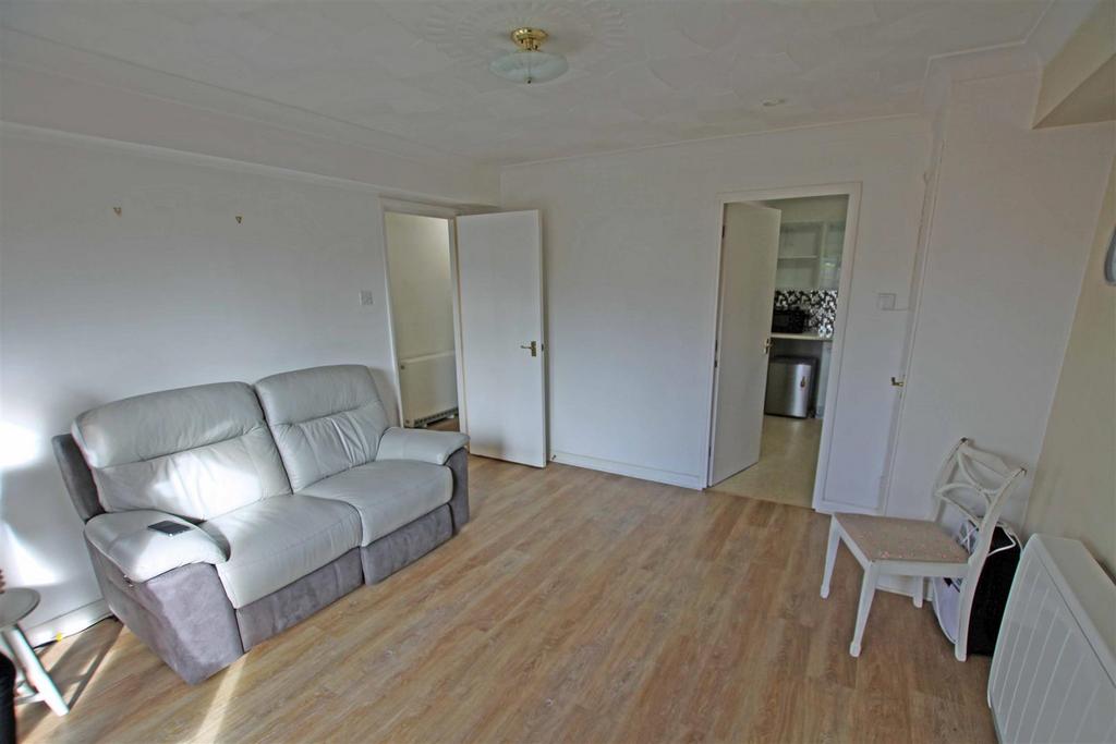 13 15 Wellington Road, Bournemouth 1 bed flat to rent £1,000 pcm (£