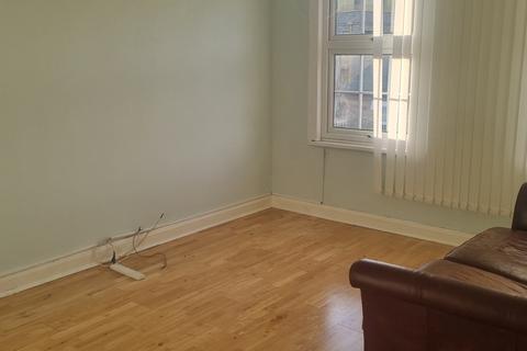 2 bedroom flat to rent, School Road, Hounslow TW3