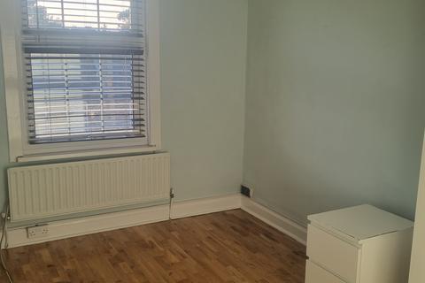 2 bedroom flat to rent, School Road, Hounslow TW3