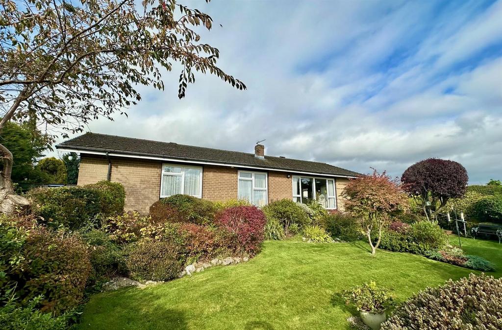Kensington Close, Halifax 3 bed detached bungalow for sale £550,000