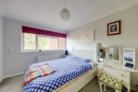 5 Barn Close, Worthing, BN13 2BE