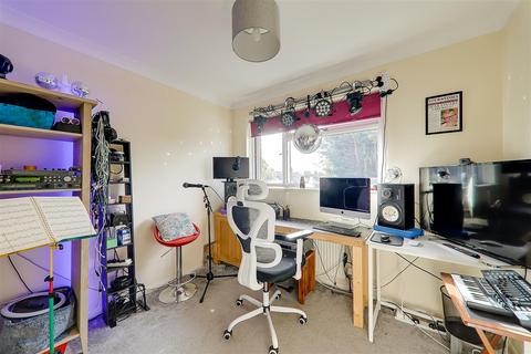 5 Barn Close, Worthing, BN13 2BE