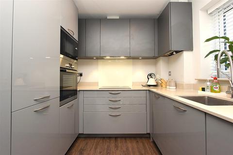 Flat 3, Oaks House, 12 Brighton Road, Banstead, SM7 1BS