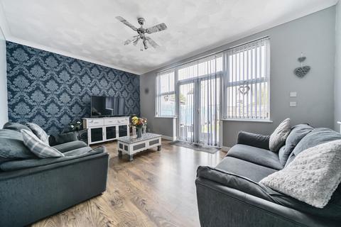 3 bedroom end of terrace house for sale, North Avenue, Southend-on-Sea, Essex