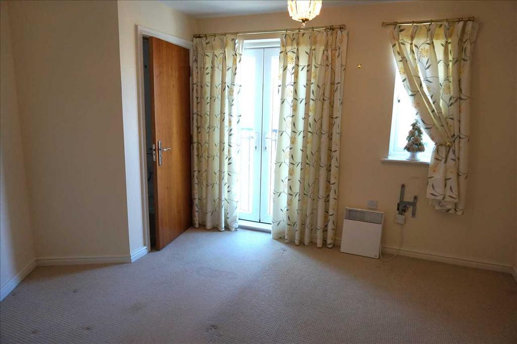 Front bedroom 1 :