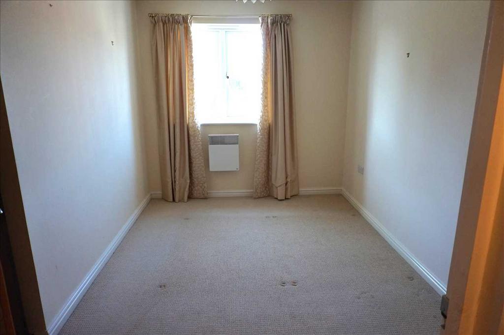 Front bedroom 2 :