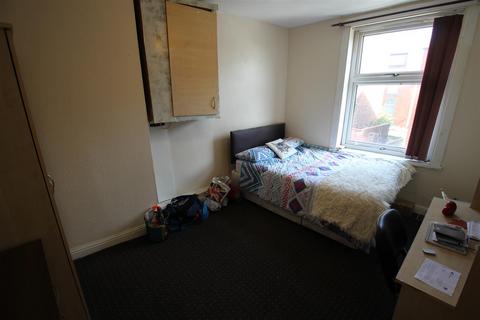 3 bedroom terraced house to rent, Kelsall Terrace, Hyde Park, Leeds, LS6 1RD