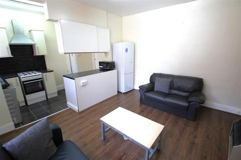 3 bedroom terraced house to rent, Kelsall Terrace, Hyde Park, Leeds, LS6 1RD