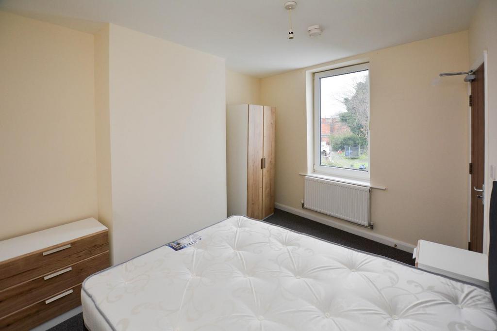 The Avenue, Leigh, WN7 1ET 1 bed in a house share to rent £412 pcm (£