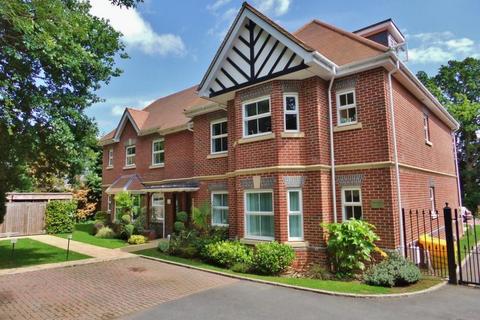 2 bedroom apartment to rent, Tudor Court, Windlesham GU20