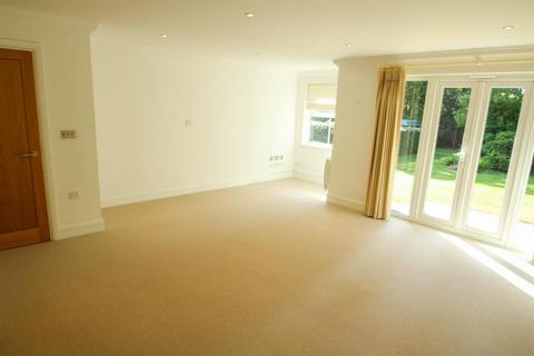 2 bedroom apartment to rent, Tudor Court, Windlesham GU20