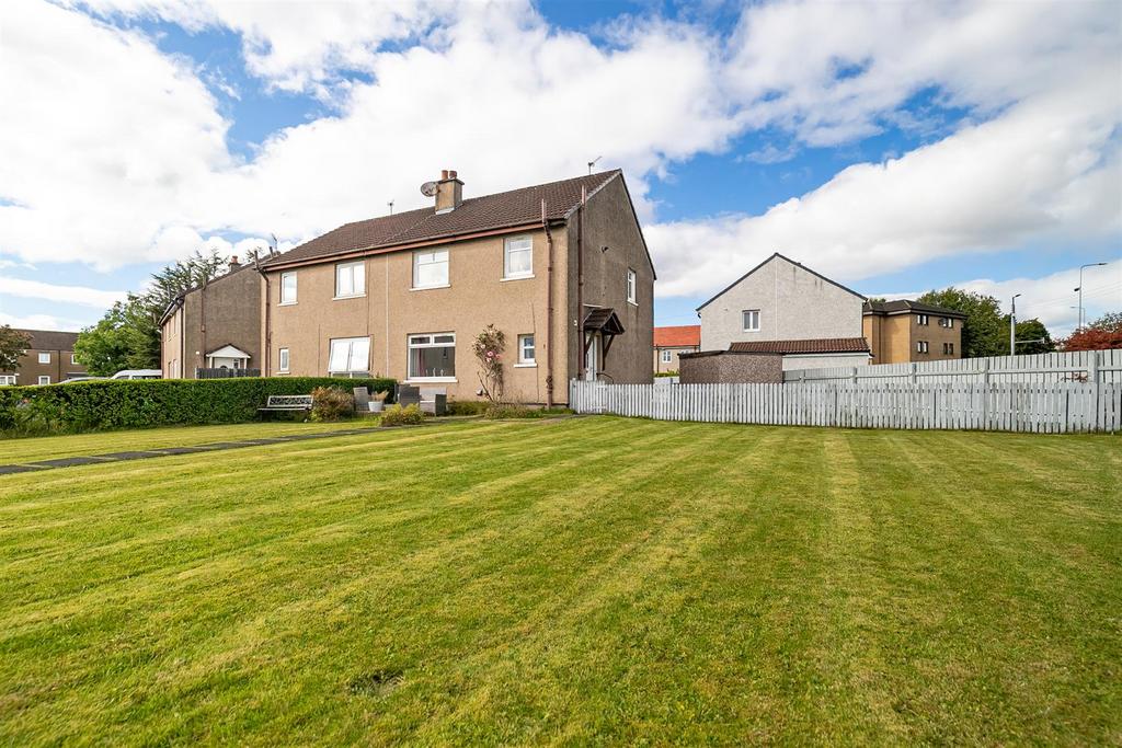 Strauss Avenue, Clydebank G81 4 bed semidetached house for sale £169,995