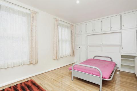 4 bedroom terraced house to rent, Sandhurst Road London SE6