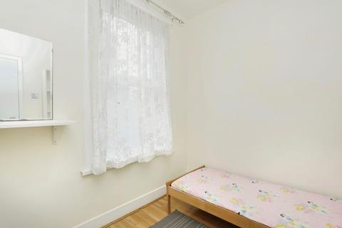 4 bedroom terraced house to rent, Sandhurst Road London SE6