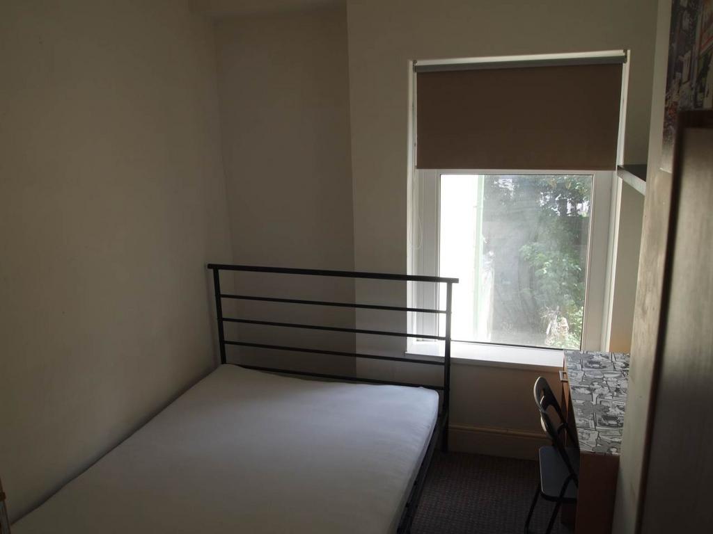 Bedroom 2 (2)