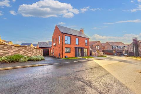 3 bedroom detached house for sale, Robin Way, Daventry, NN11 2AQ