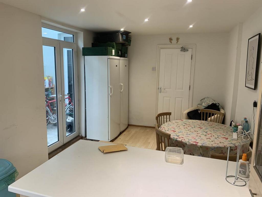 Kitchen Diner Revers