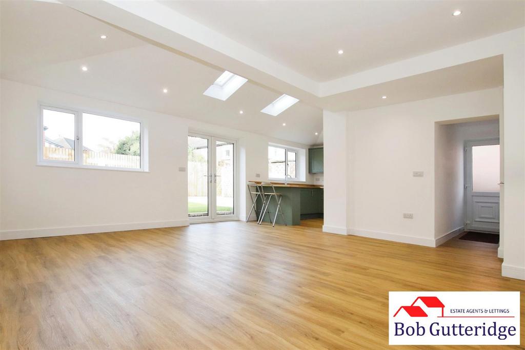 Open plan fitted kitchen/dining room/family room