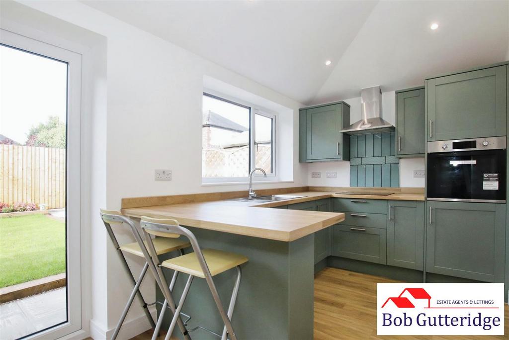 Open plan fitted kitchen/dining room/family room
