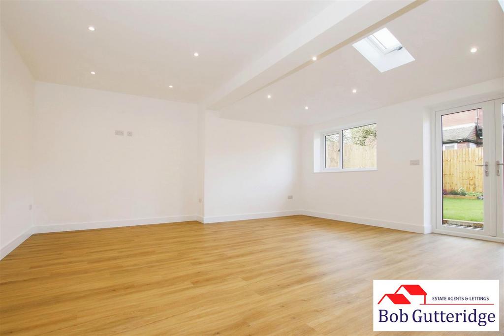 Open plan fitted kitchen/dining room/family room