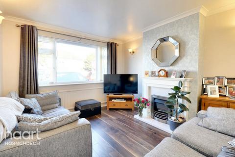 30 Spring Gardens, Hornchurch, RM12 5BQ