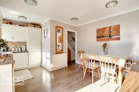 30 Spring Gardens, Hornchurch, RM12 5BQ