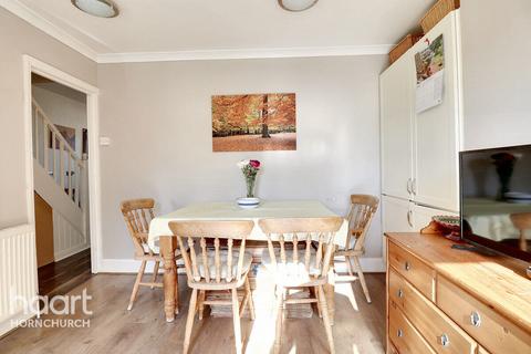 30 Spring Gardens, Hornchurch, RM12 5BQ