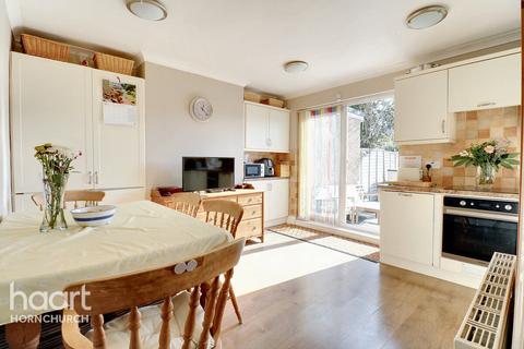 30 Spring Gardens, Hornchurch, RM12 5BQ