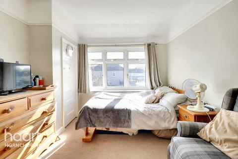 30 Spring Gardens, Hornchurch, RM12 5BQ