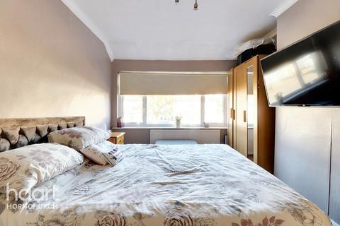 30 Spring Gardens, Hornchurch, RM12 5BQ