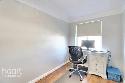 30 Spring Gardens, Hornchurch, RM12 5BQ