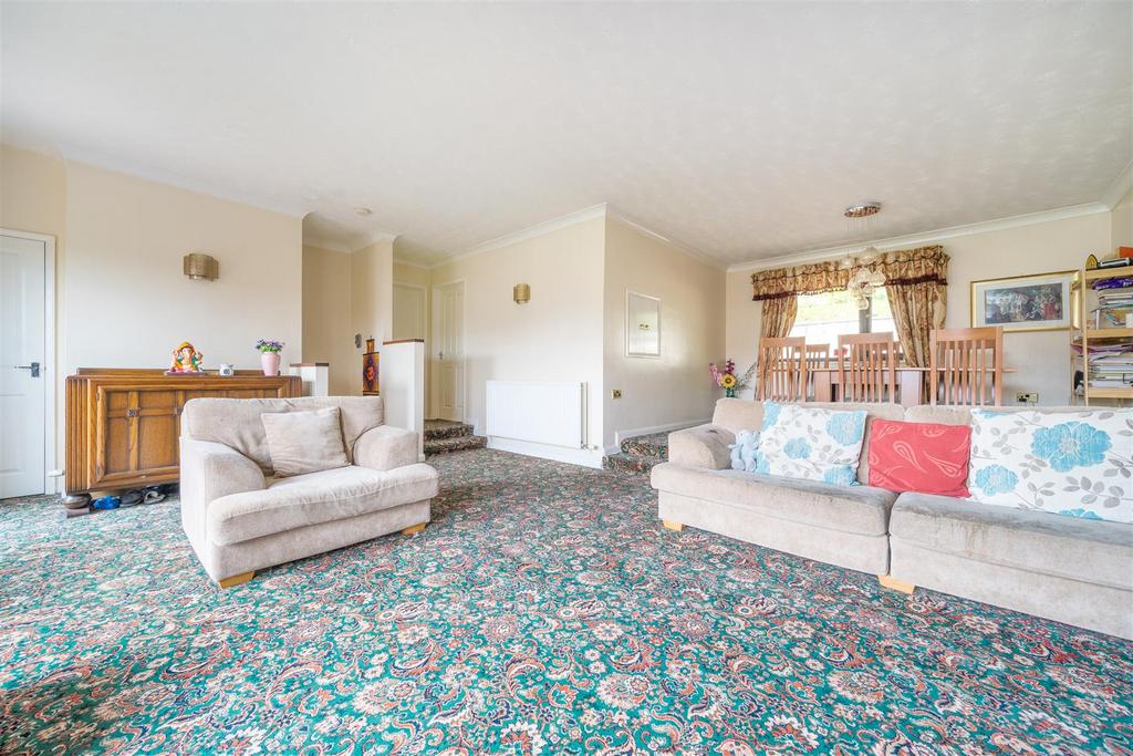 Open plan lounge/dining room