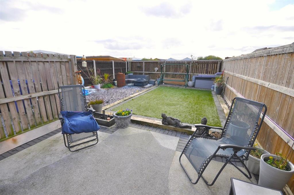 Oxford Street, Thorne, Doncaster 2 bed semidetached house for sale £