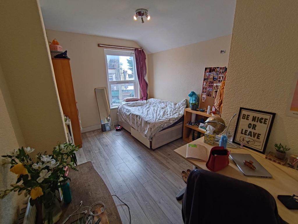 First floor rear bed