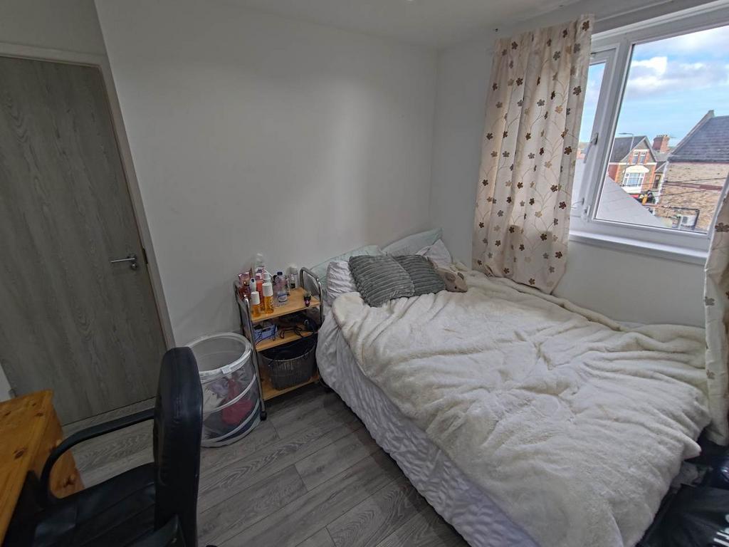 Attic rear bedroom (