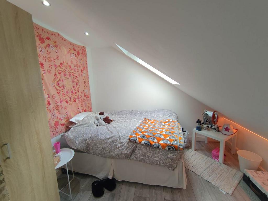 Attic front bedroom