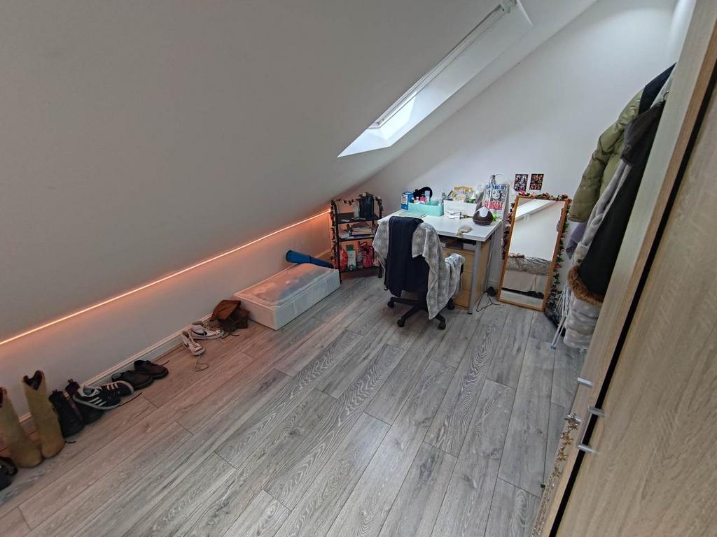 Attic front bedroom