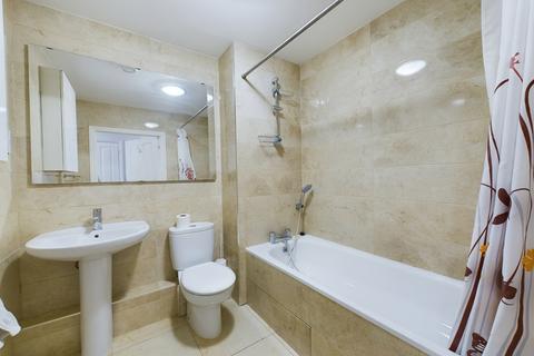 2 bedroom flat to rent, Saxon House, Wallington, Surrey