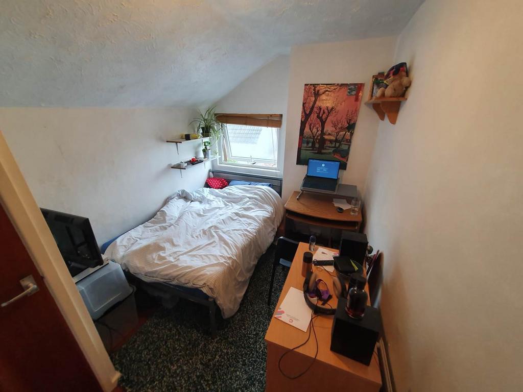 First floor rear bed