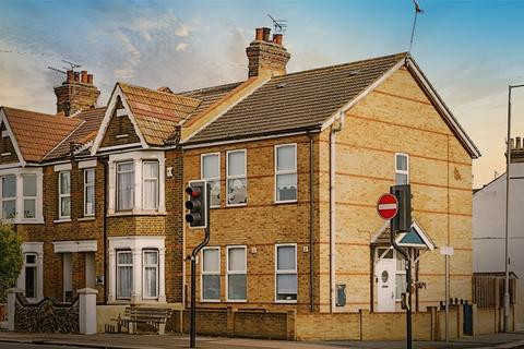 3 bedroom end of terrace house for sale, North Avenue, Southend-on-Sea, Essex