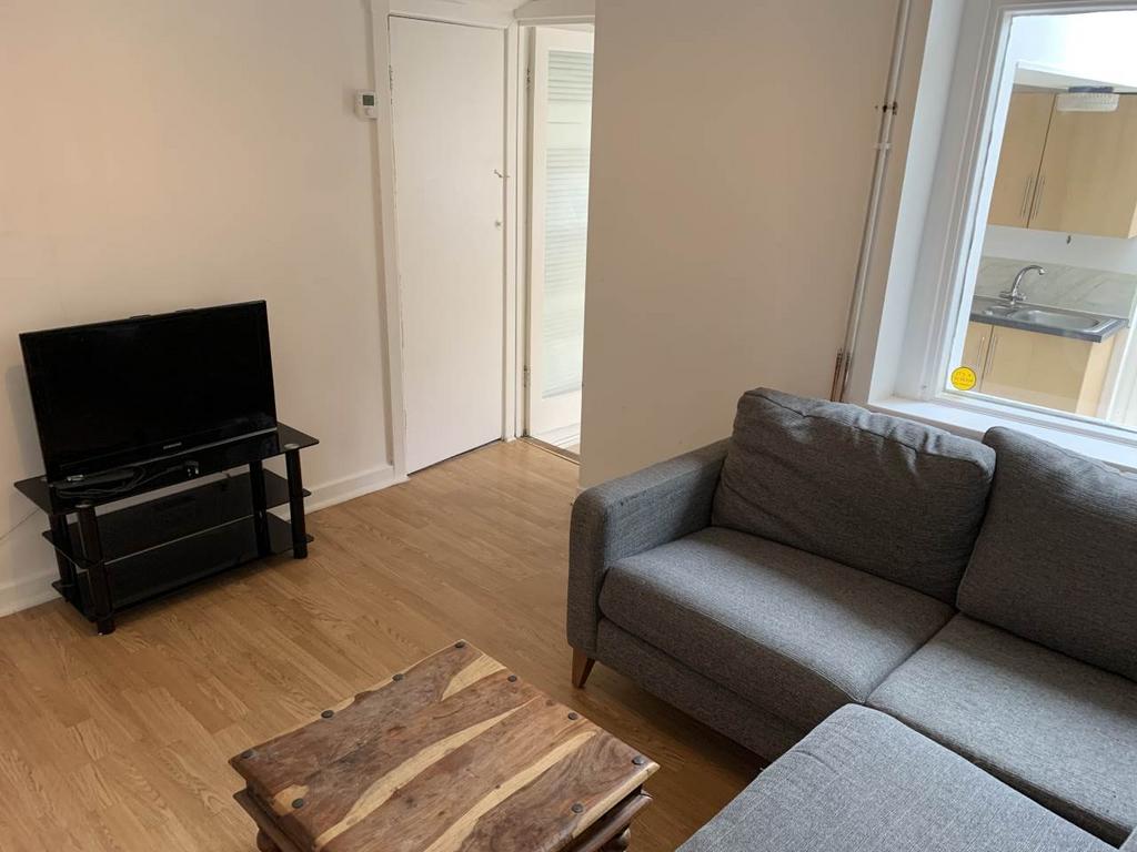 Inverness Place, 4 bed house to rent £1,840 pcm (£425 pw)