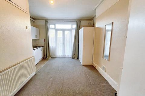 Studio to rent, Tonbridge Road, Maidstone ME16